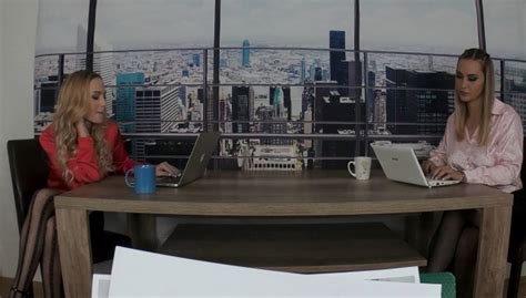 Vinna Reed And Naomi Bennet Office Girls VR Porn Video VRPorn