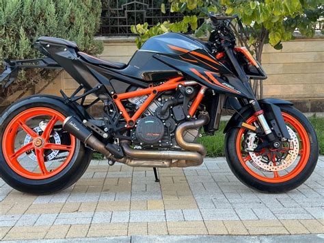 Купить б у KTM 1290 Super Duke R инжектор 6 передач в Москве синий naked bike 2022 года на Авто