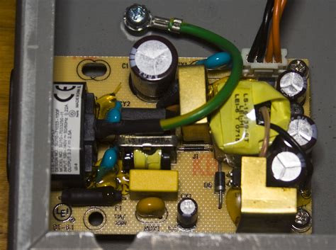 Inside the D-Link 16-Port 10/100Mbps Desktop Switch (2007) « insideGadgets