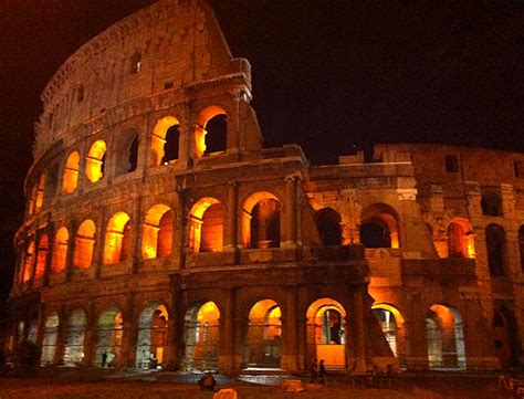 Kolosseum In Rom Bei Nacht Italien