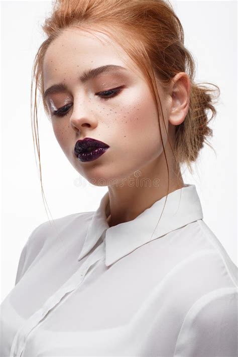 Νέο κορίτσι με ένα κούρεμα σε ένα άσπρο πουκάμισο Όμορφο πρότυπο με τη Nude σύνθεση και τα