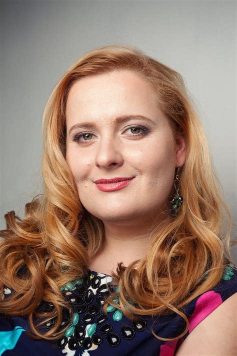 Jeune Belle Femme Blonde Grosse Photo Stock Image Du Coiffure Peinture