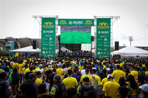 Mais de 12 mil torcedores assistem estreia do Brasil na Copa em telão