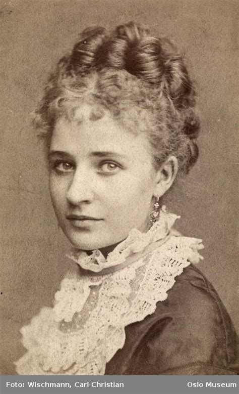 12 Best Old Victorian Woman Hairstyles