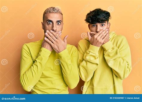 Homosexual Gay Pareja De Pie Juntos Usando Ropa Amarilla Chocado Cubriendo Boca Con Manos Por