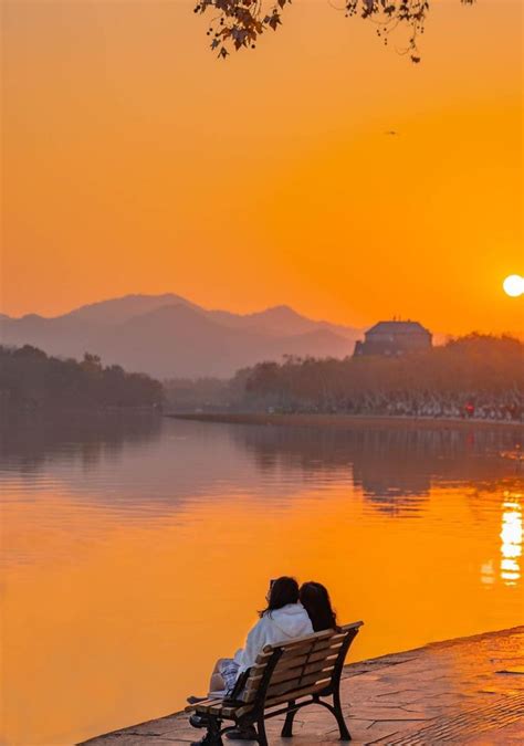 Pin on paisajes y mujeres hermosas | Celestial, Outdoor, Sunset