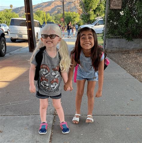 Il y a quelques années une petite fille blonde est née dans une famille mexicaine À quoi