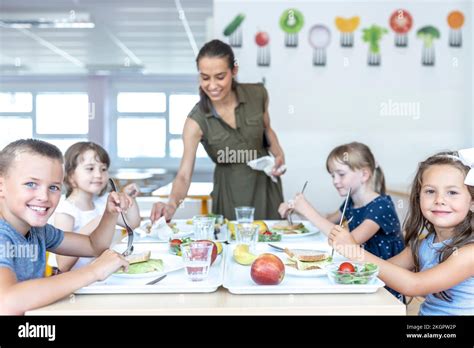 Niños Comiendo En La Escuela Fotografías E Imágenes De Alta Resolución