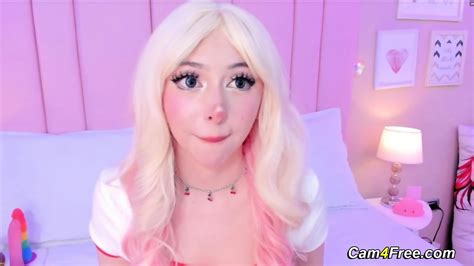 Fit Babe Fucks With Her Pussy While Playing Her Clit