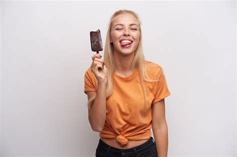 Photo De Studio De Joyeuse Jolie Jeune Femme Blonde Avec Une Coiffure D Contract E Tenant La