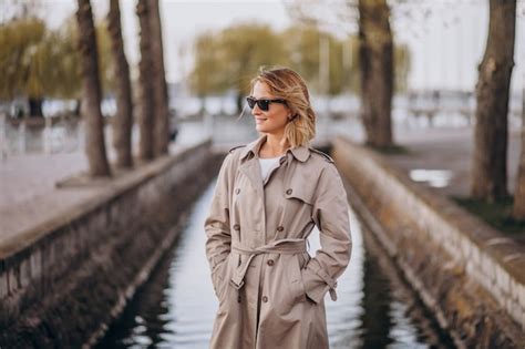 Femme Blonde En Manteau Dehors Dans Le Parc Photo Gratuite