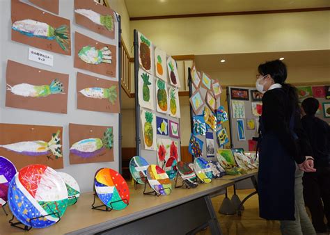 五感使って脳活性化 「臨床美術」作品展 60人が300点展示 - 丹波新聞