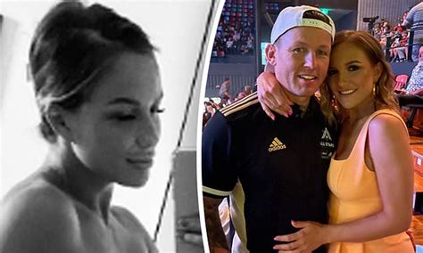 Married At First Sight S Susie Bradley Poses Nude In A Pregnancy Selfie Daily Mail Online