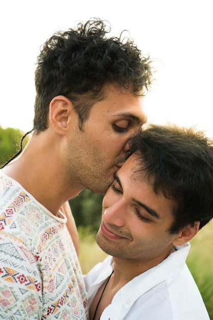 Jovem Casal Gay Apaixonado Se Beijando Na Natureza Dois Jovens Amantes Casal Caucasiano Feliz