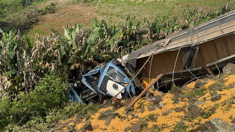 Identificado motorista de caminhão que morreu em grave acidente na PR