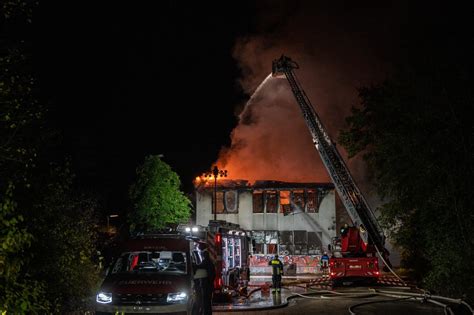 Flammenmeer in Nürnberg Feuer lässt Gebäude einstürzen