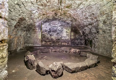 Edinburgh: Haunted Underground Vaults and Graveyard Tour | GetYourGuide