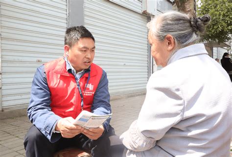 南方电网贵州毕节市郊供电局：绷紧清明防火“弦” 筑牢山火防护墙进行线路工作