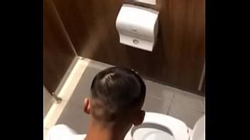 Quay lén thanh niên quay tay toilet siêu thị XVIDEOS