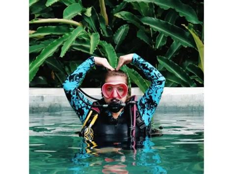 Scuba Hand Signals. The Ultimate Guide (with Pictures) - Divedeepscuba.com