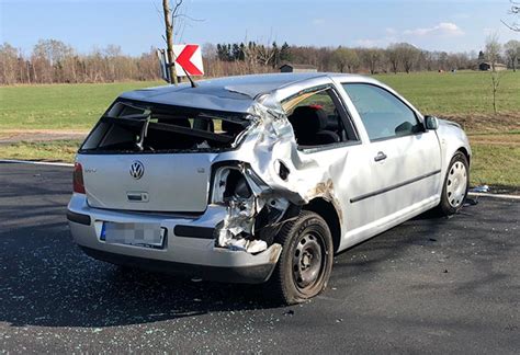 Unfall beim Überholen VW kracht frontal in Dacia Fotos