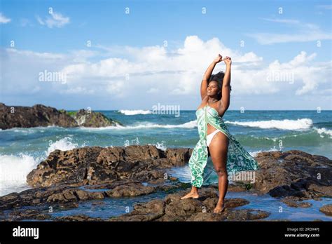 Schwarze frau im bikini Fotos und Bildmaterial in hoher Auflösung Alamy