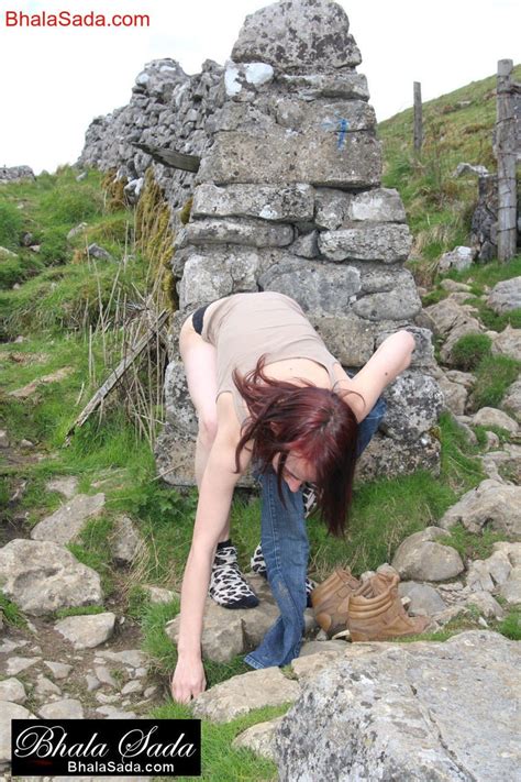 Cute Amateur Babe Strips Off Outdoors For All To See Photos