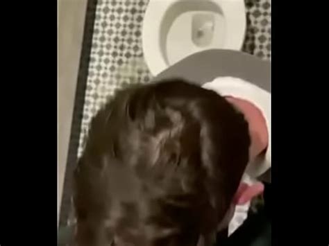 Amamantar en el baño del aeropuerto XVIDEOS