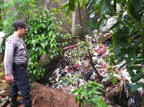 Sampah Menumpuk Di Bantaran Sungai