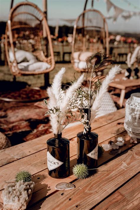 Boho Hochzeitsdekoideen Mit Pampasgras Makramee Und Gin Flaschen Als