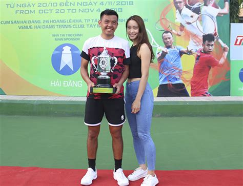 Tay vợt số 1 Việt Nam cầu hôn bạn gái hot girl có đám cưới năm nay