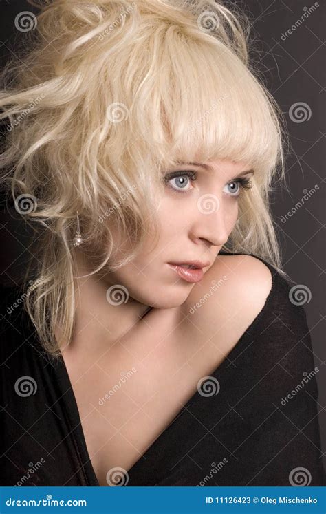 Belle fille blonde image stock Image du studio lumière