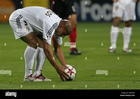 Roberto carlos kick ball hi-res stock photography and images - Alamy