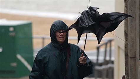 25 Epic Umbrella Failures | Weather.com