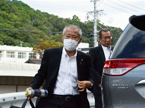 市議会開会前、着席して市議と言葉を交わす長崎県対馬市の比田勝尚喜市長＝27日午前（撮影・布谷真喜） 【速報】核のごみ調査「受け入れず」長崎・対馬市長が表明 市議会の「同意」を覆す 写真