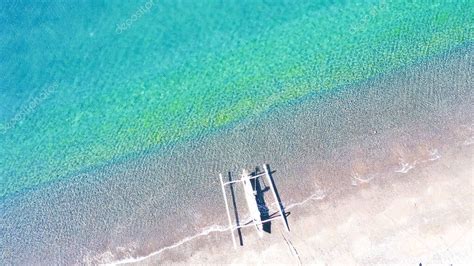 Vista aérea de arriba hacia abajo del barco tradicional de madera en la