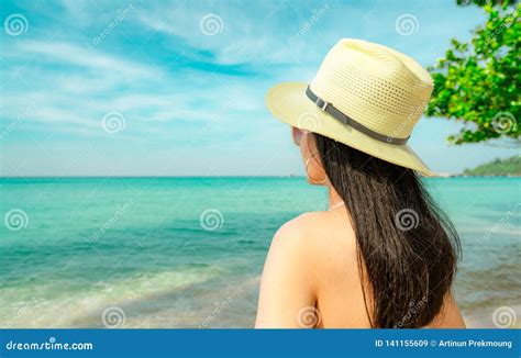 Vue Arri Re De Jeune Femme Asiatique Sexy Utiliser Le Bikini Le Chapeau De Paille Et Les
