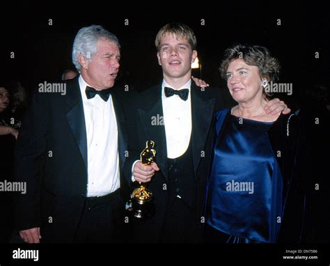 Mar. 23, 1998 - MATT DAMON WITH HIS PARENTS AT THE VANITY FAIR OSCARS ...