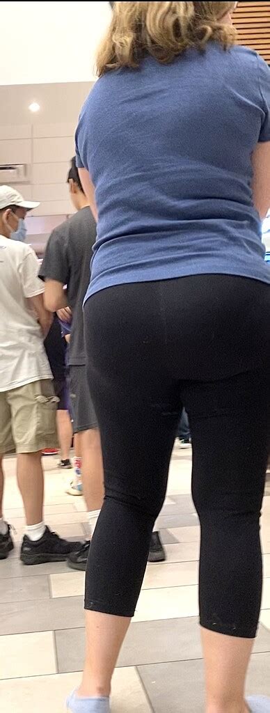 Thick MILF At Rest Stop VPL Spandex Leggings Yoga Pants Forum
