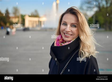 Reife blonde frau lächelnd Fotos und Bildmaterial in hoher Auflösung Alamy