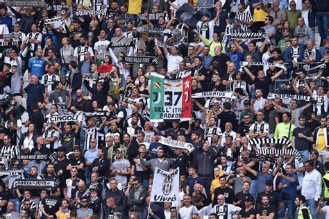 I Tifosi Della Juventus Copiano Il Coro Della Curva Fiesole Cantano