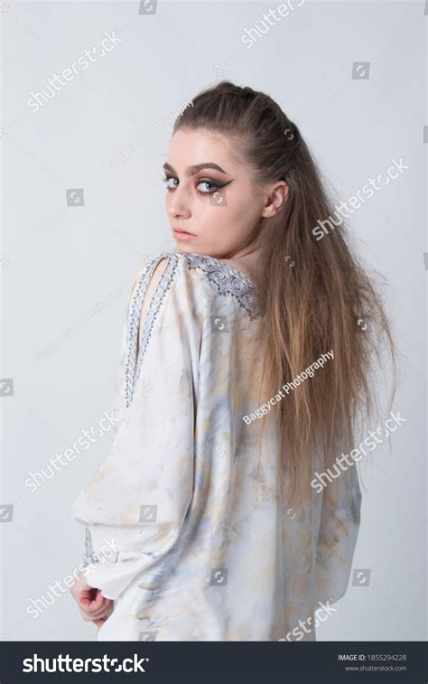 1 рез по запросу Portrait beautiful brunette girl with shoulder length hair combed back