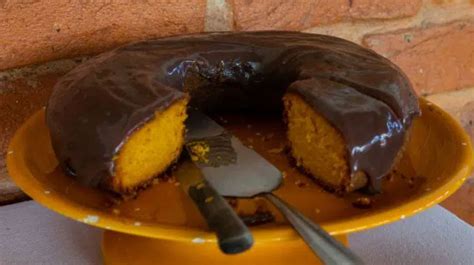 Bolo De Cenoura E Manga Cobertura Deliciosa De Chocolate Veja