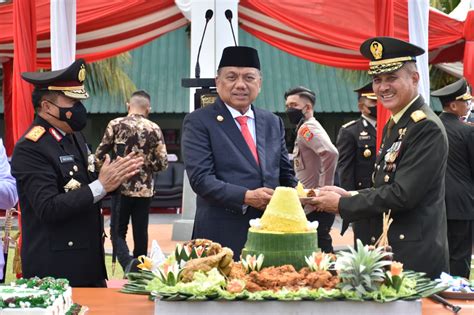 Jadi Inspektur Upacara Hut Ke Tni Gubernur Olly Tni Adalah Kita