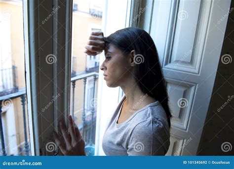 La Mujer Latina Que Ment A En Casa Mirando A Trav S De Ventana Frustr La Depresi N Sufridora