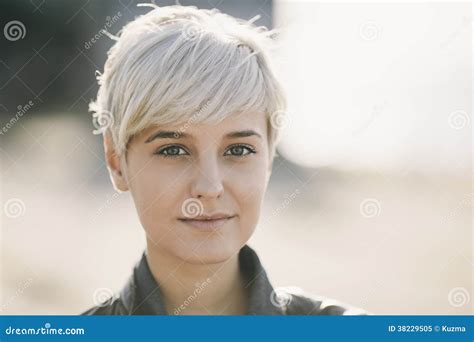 Vraie Jeune Femme Blonde Image Stock Image Du Comportement 38229505