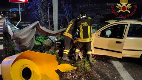 Incidente Lungo L Asse Attrezzato Auto Si Schianta Contro La Cuspide