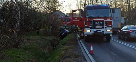 Auto W Rowie Jedna Osoba Poszkodowana MamNewsa Pl