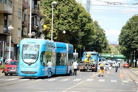 Tramvaj Isko Io Iz Tra Nica Zastoj Na Savskoj Cesti Portal