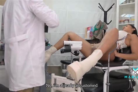 LATINA DE VISITA AL GINECOLOGO